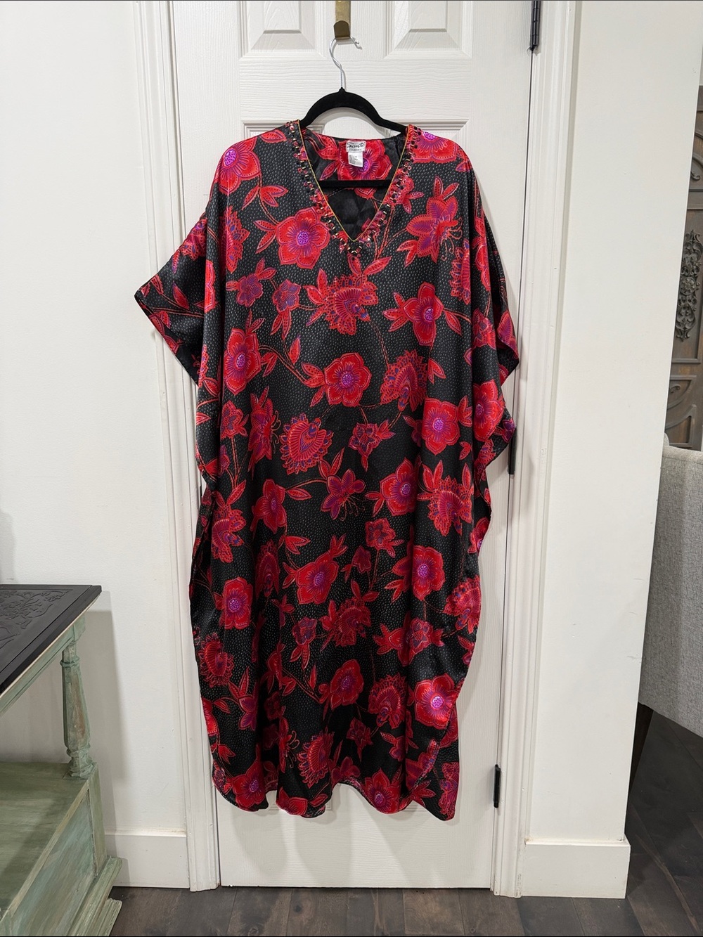 Slante’ classic Floral V-Neck Kaftan Dress -Black with Red/Pink Floral one size